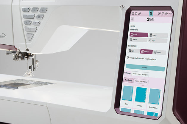 Máquina de coser con pantalla digital que muestra la interfaz del software de costura.