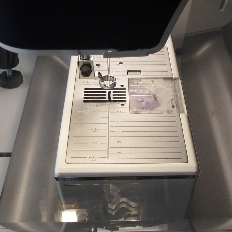 Base de regla PFAFF® creative icon™ y performance icon™.