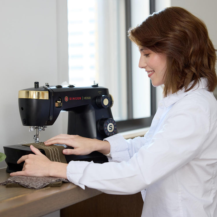 Paquete de máquina de coser SINGER® HD500 Classic negra y funda de transporte rígida