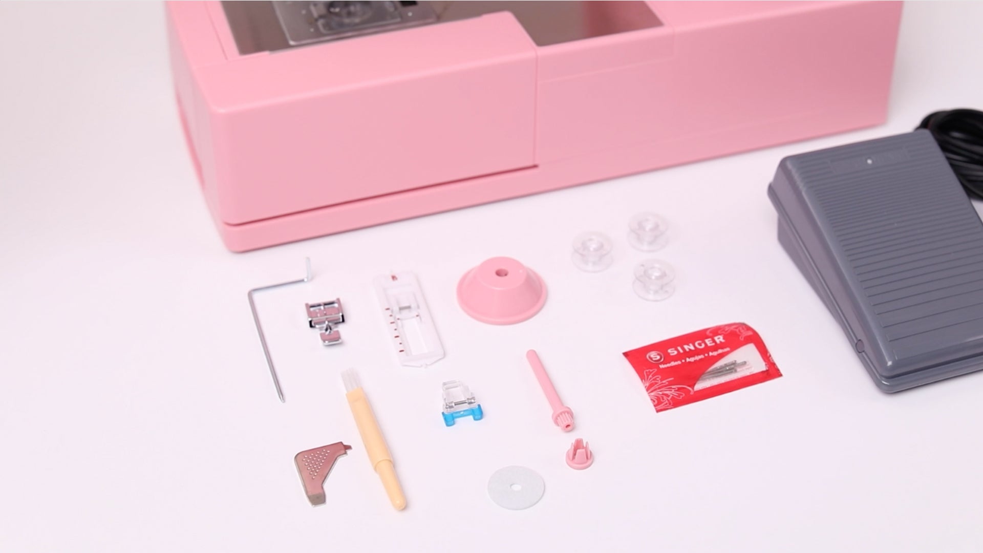 Desembalaje de la máquina de coser Singer Heavy Duty 4411 (rosa)