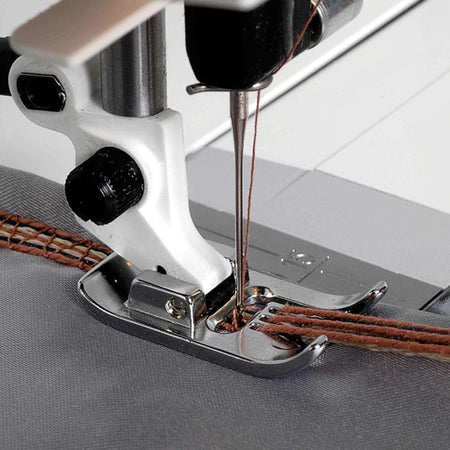 HUSQVARNA® VIKING® Pie para cordón de 7 agujeros con enhebrador -- Imagen del producto