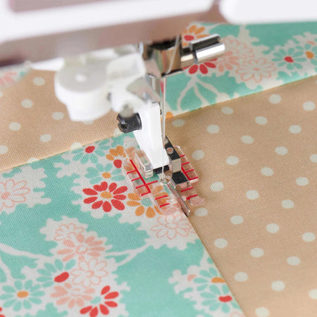 HUSQVARNA® VIKING® Prensatelas transparente ajustable para puntadas en zanja (5 - 9) -- Imagen del producto